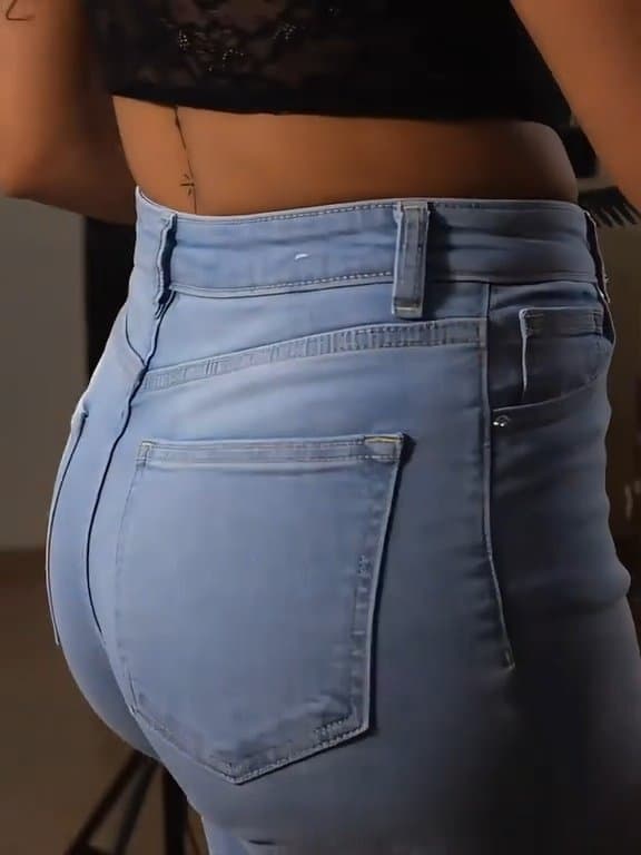 Sexy barber ass - she gets u hard ?