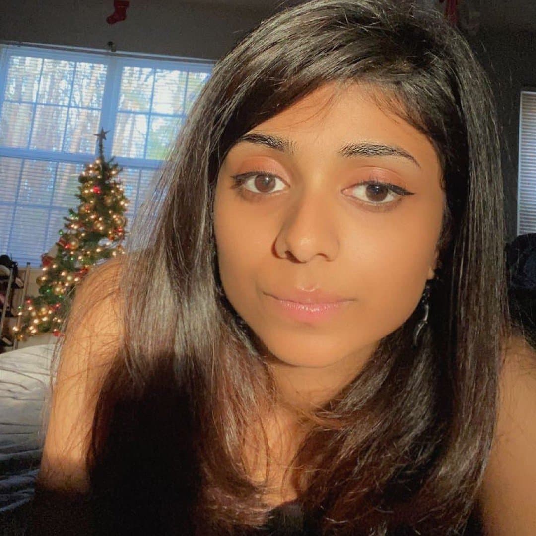 Traditional Kuwait Immigrant Sheethal Shares Tits In Confidence