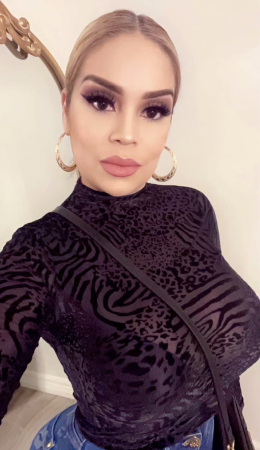 I Was able to get these pics off my milf aunts phone on thanksgiving, Imagine her hidden folder ?