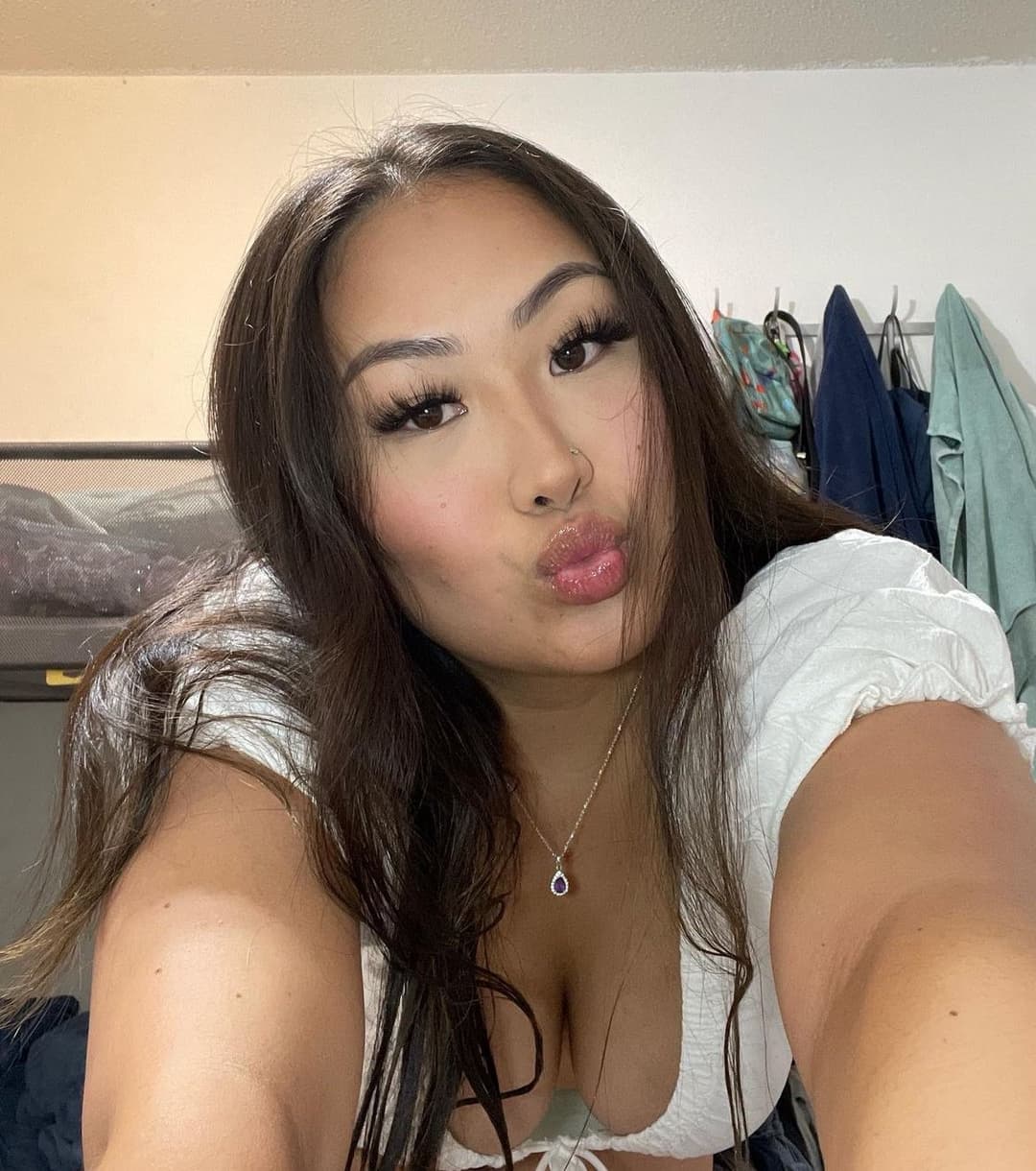 Autumn, 22 | PAAG webslut shows off her dick sucking lips and curves