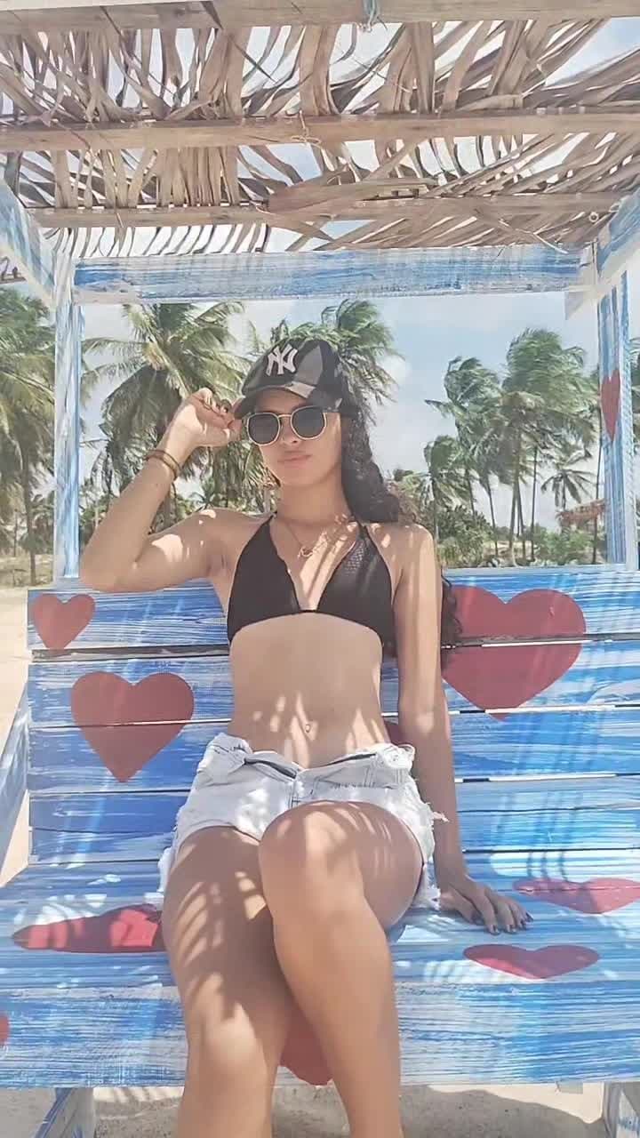 Jeovana de 19 anos vazou nudes e virou meme em toda a cidade por ter uma buceta super cabeluda??️