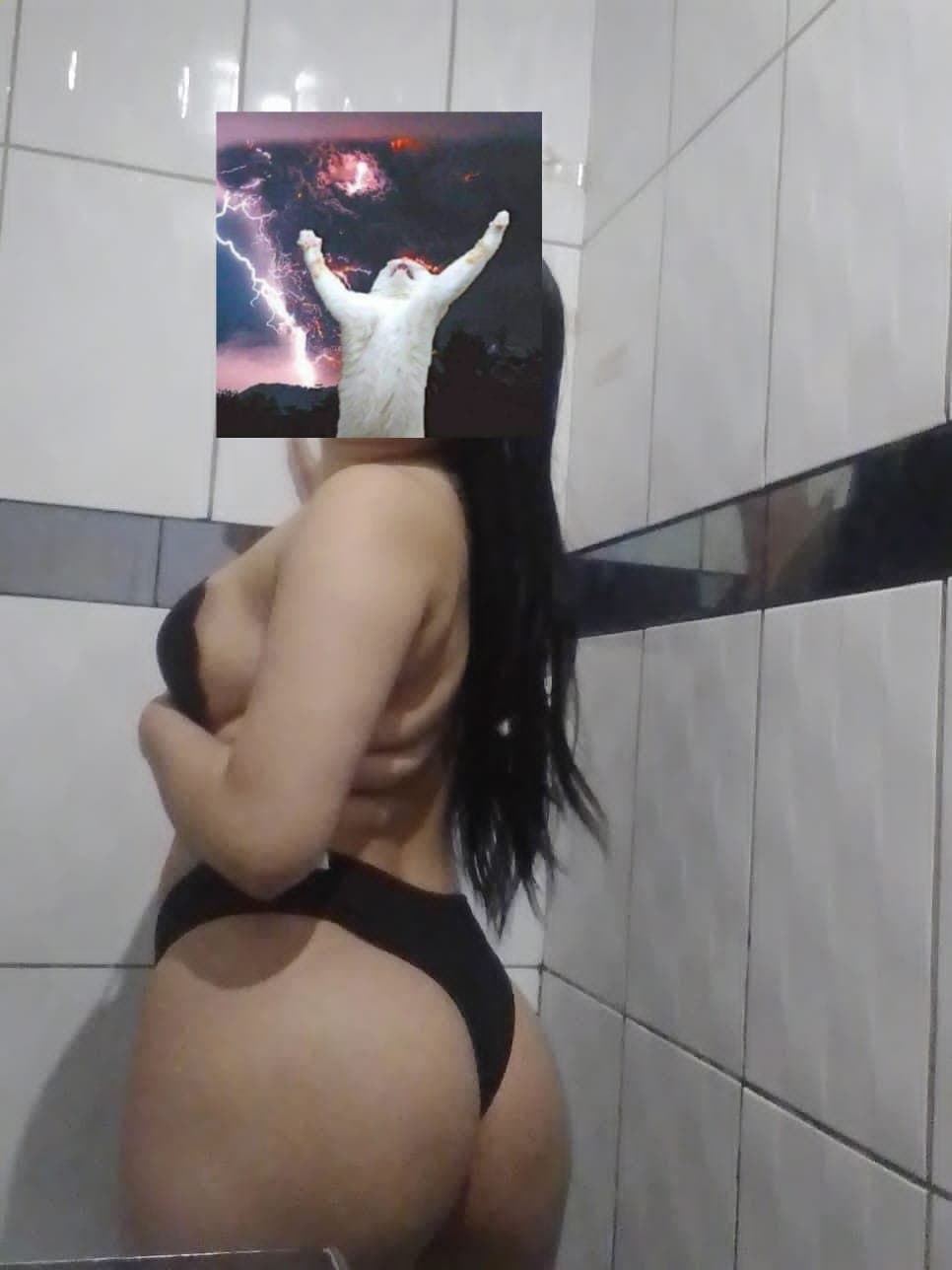 Mi trasero se mueve suave, mi mirada seduce… ¿vienes a verme? Soy Lesly