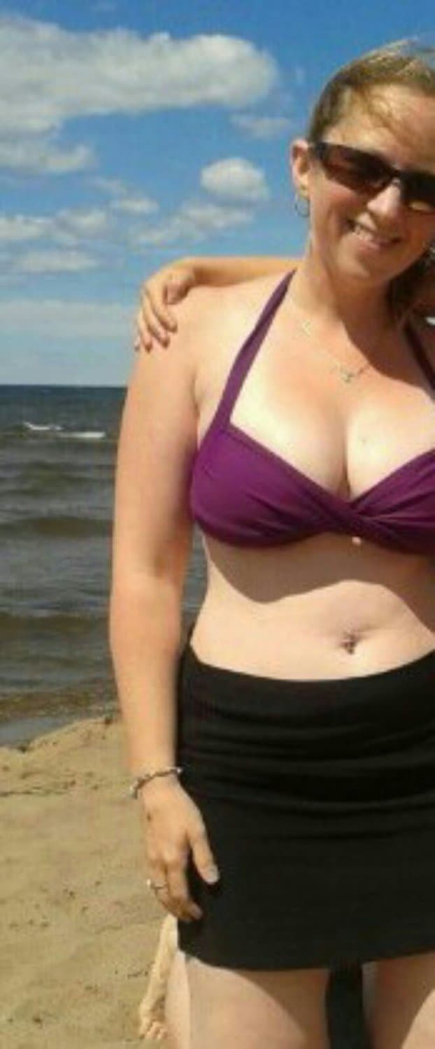 Sexy 43yo milf Carrie Anne Goodwin