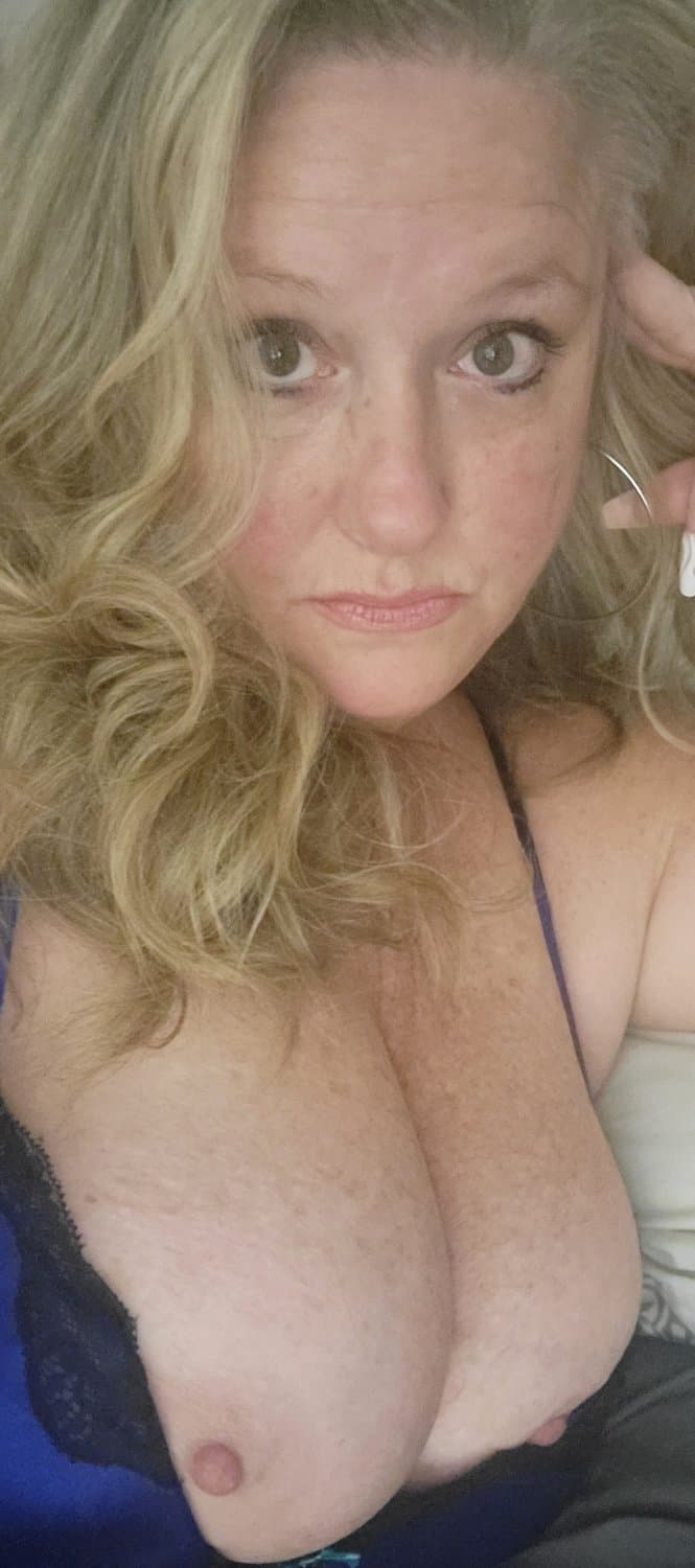 Playful milf with nice tits