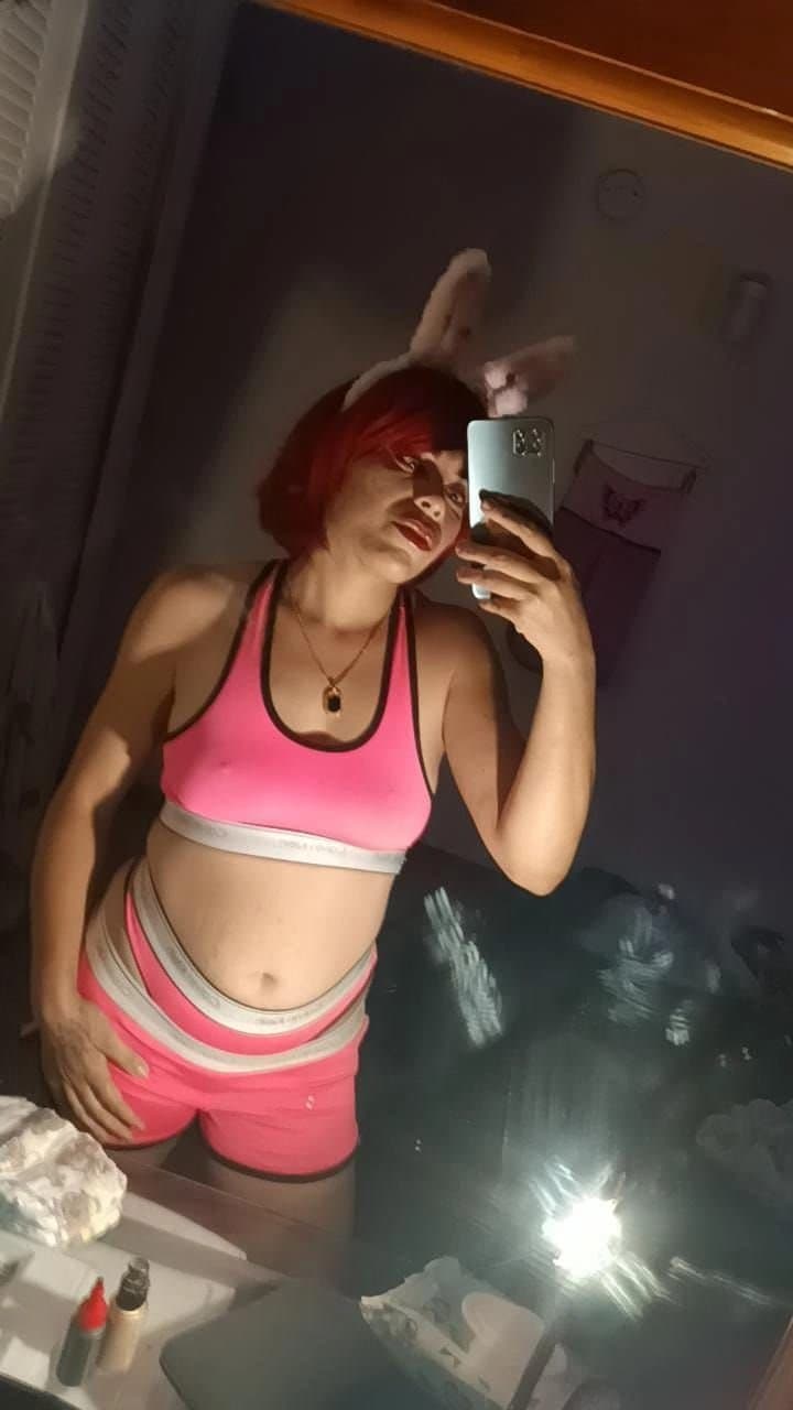 Next door neighbor sending me her hot ass pussy