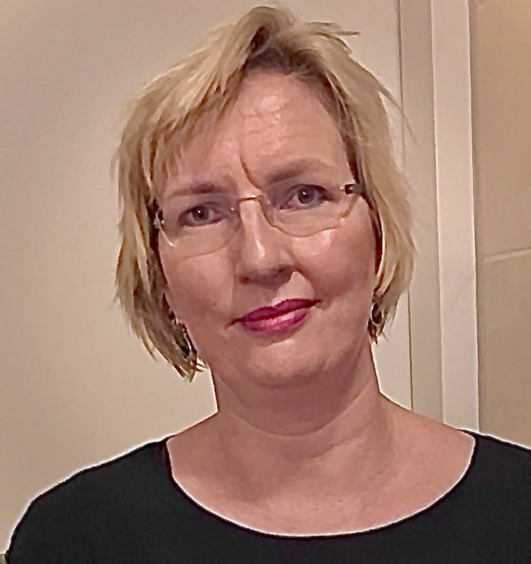 Highheels hotwife Jenna cums dildoing