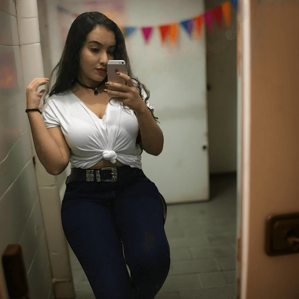 Depois da festa junina, o negão me levou pro quarto... e no calor do momento, gozou dentro de mim