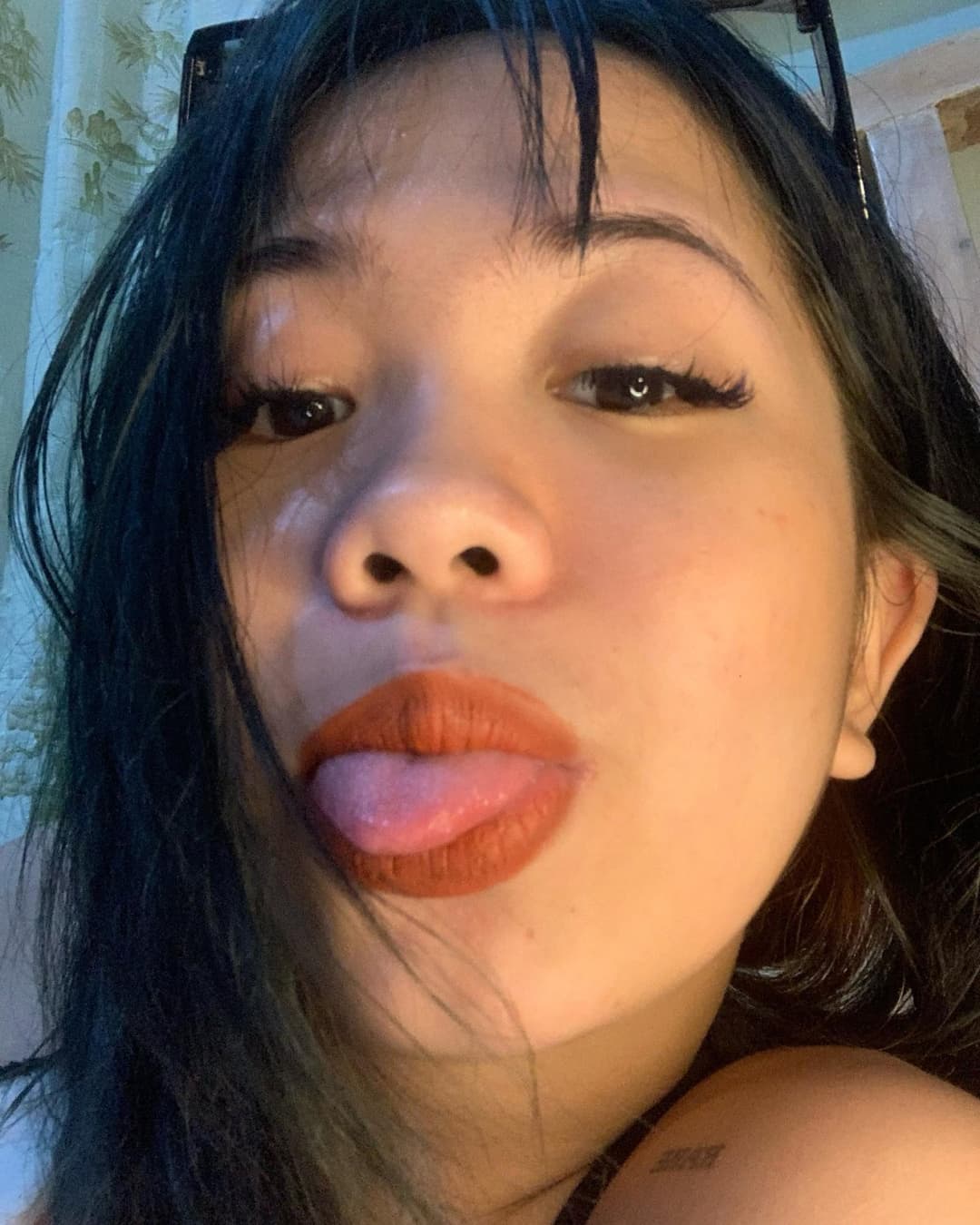 Pinay slut likes to show off her body on social media