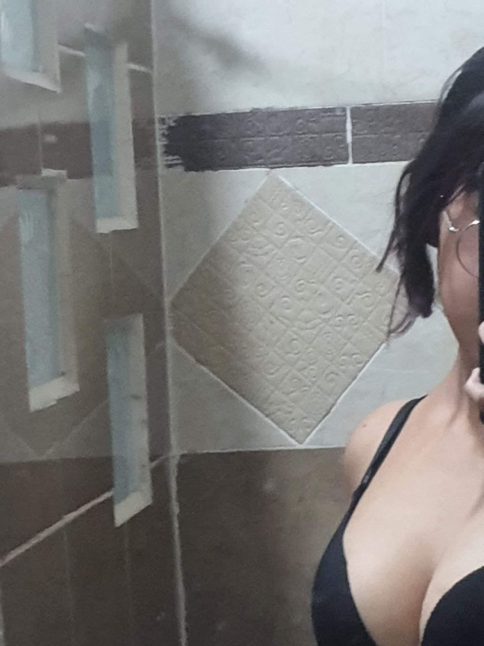 Egirl shows her tits