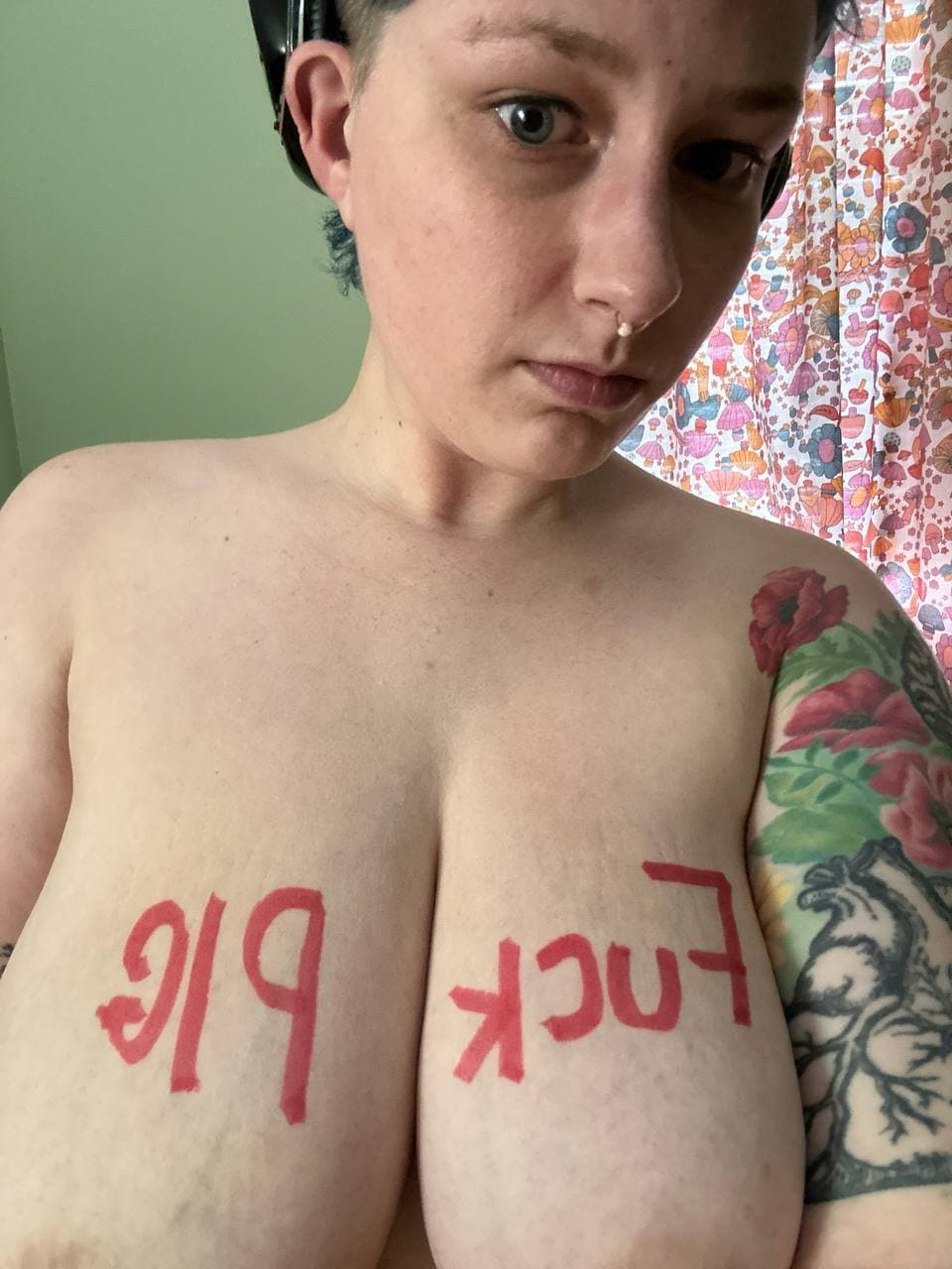 Pathetic piggy whore Dyke Annie- Bimbo wannabe.