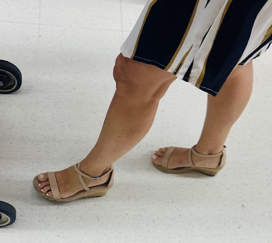 Random HotMoms & Milfs who are Fuckable & there Feet