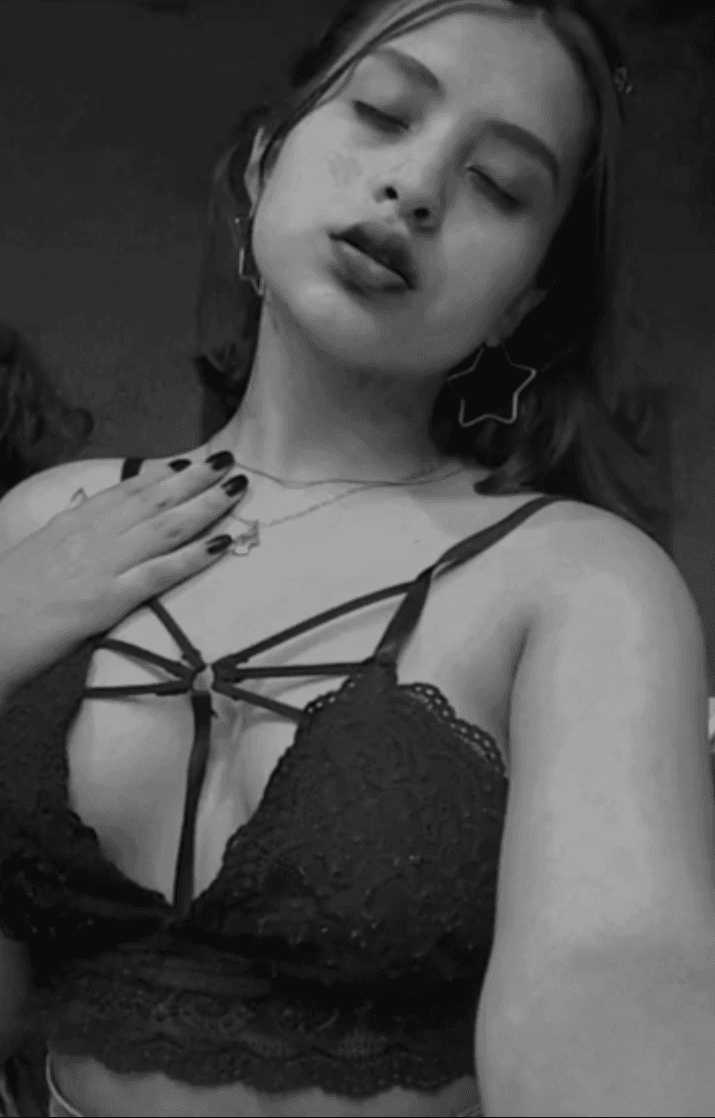 Click to view full size Valen... Nena sucia