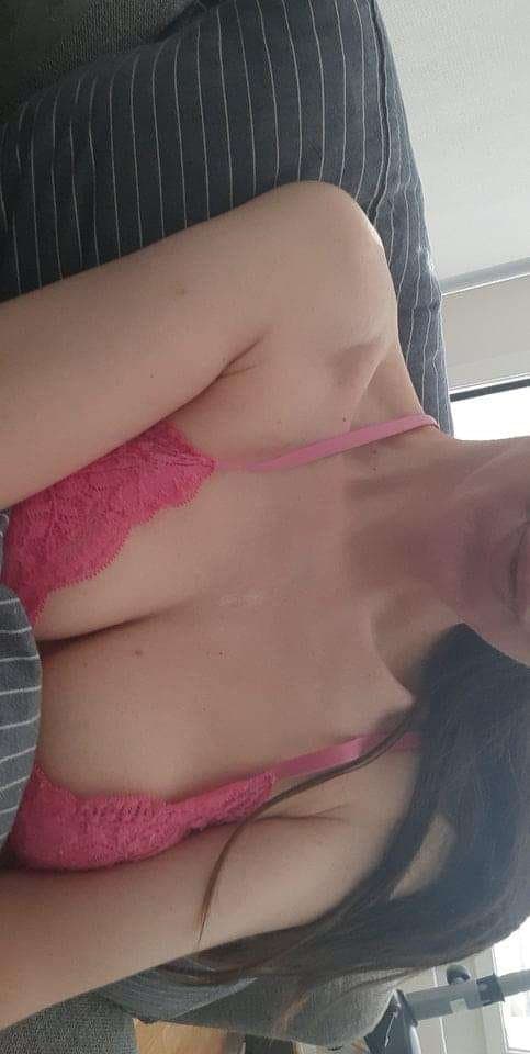 Amateur brunette records her naughty alone time