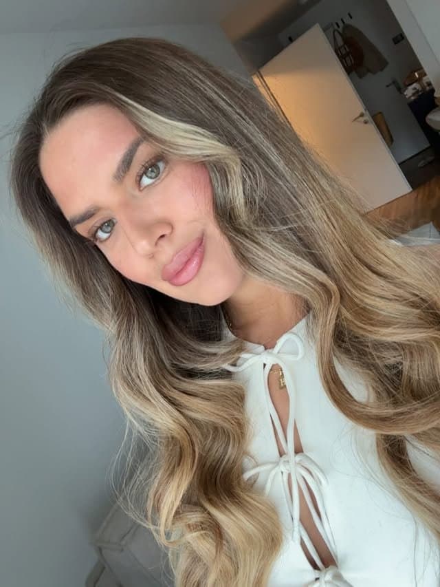 Hot bosnian slut with a great Body and nice legs and feet - footjob and cumface