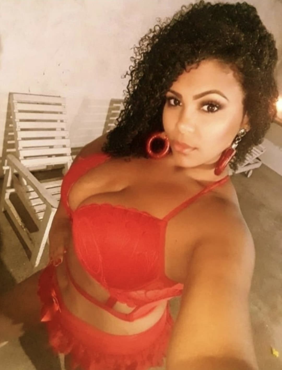 Coroa morena gostosa de Jacareí adora se exibir de lingerie | Coroa rabuda e peituda