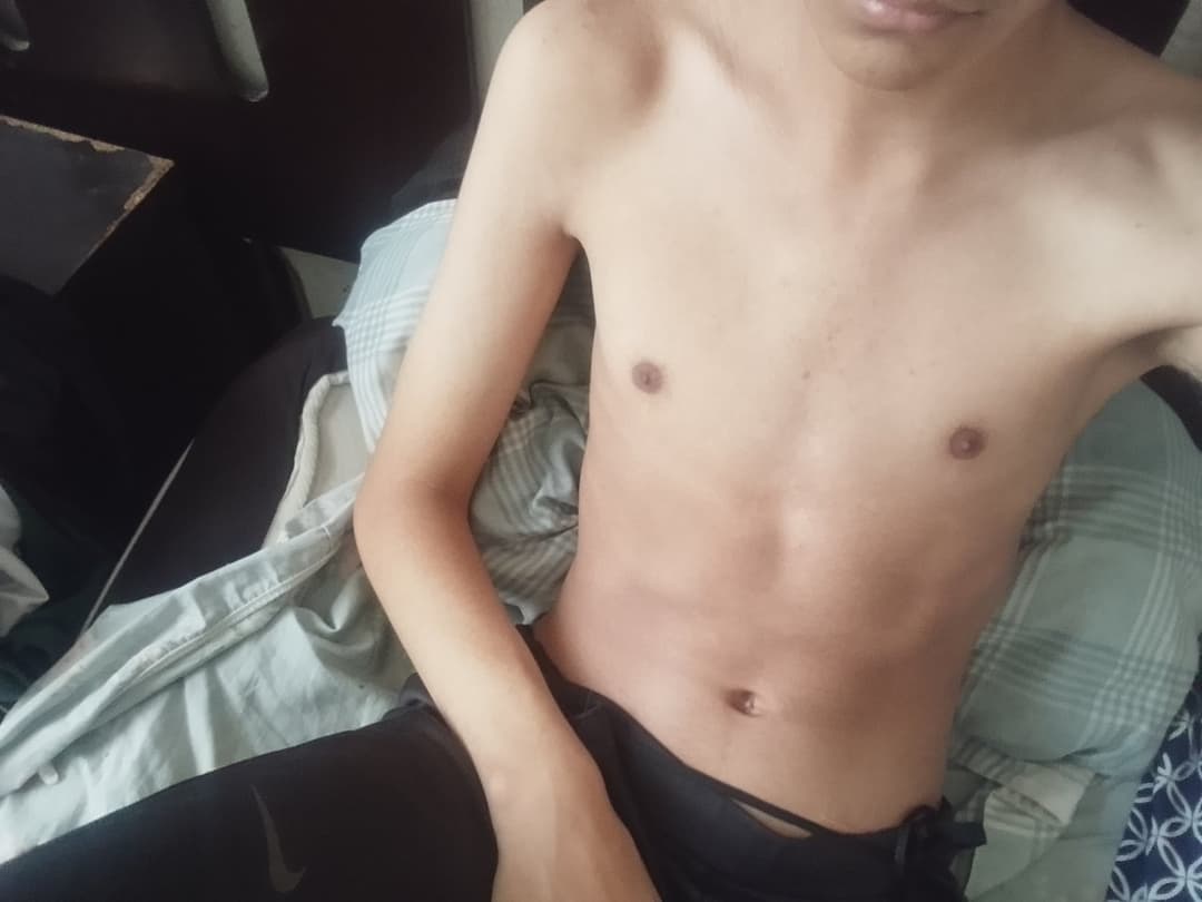 Joven se muestra sin camisa y se masturba