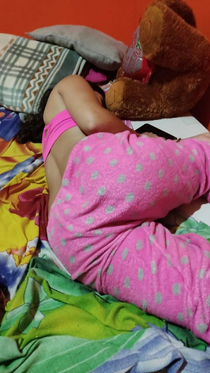 Apenas legal jovencita se deja llenar de leche