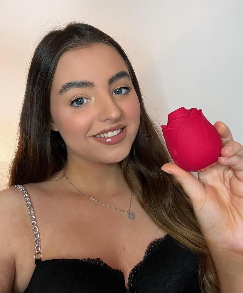 British influencer Rachel showing off her mum bod in lingerie and swimwear