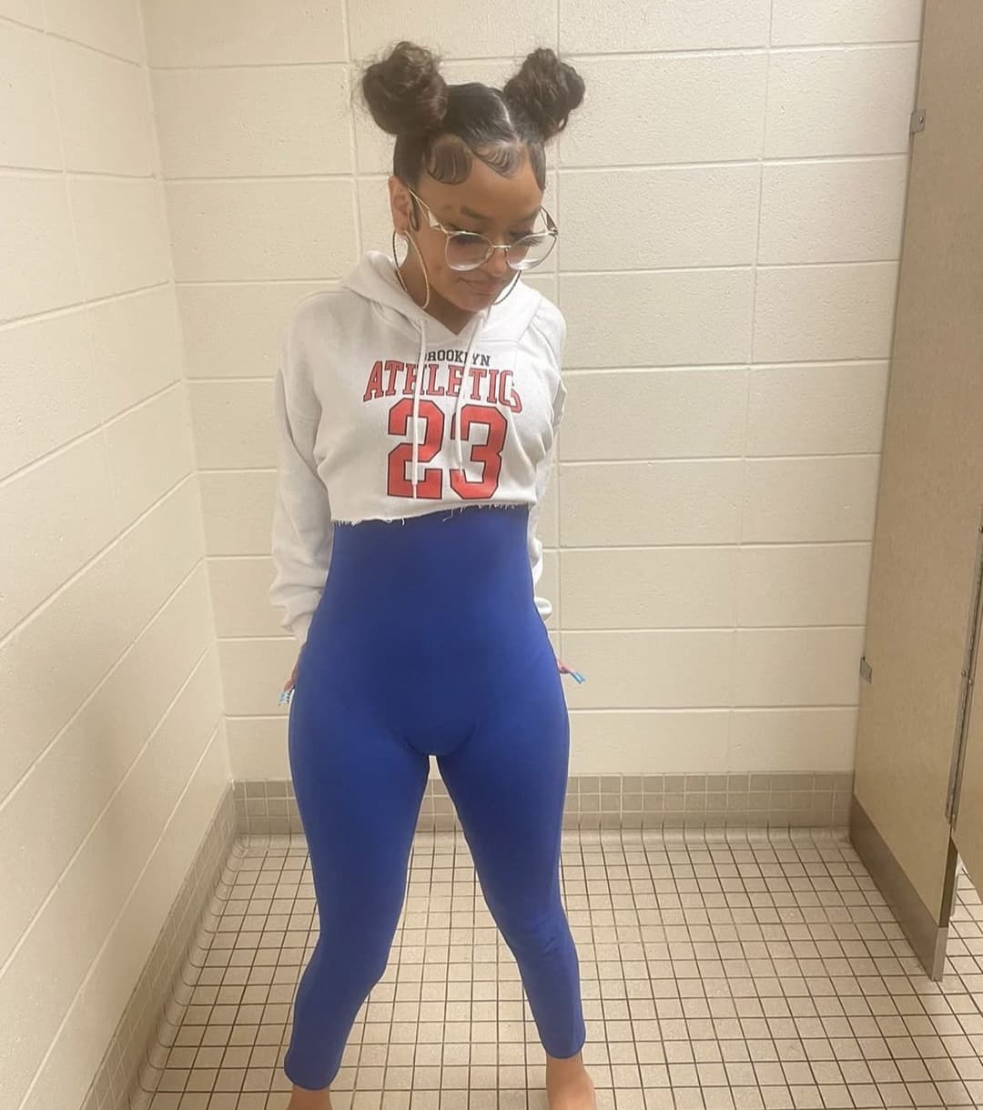 Lil bitch bitch throwing ass ? like she grown?