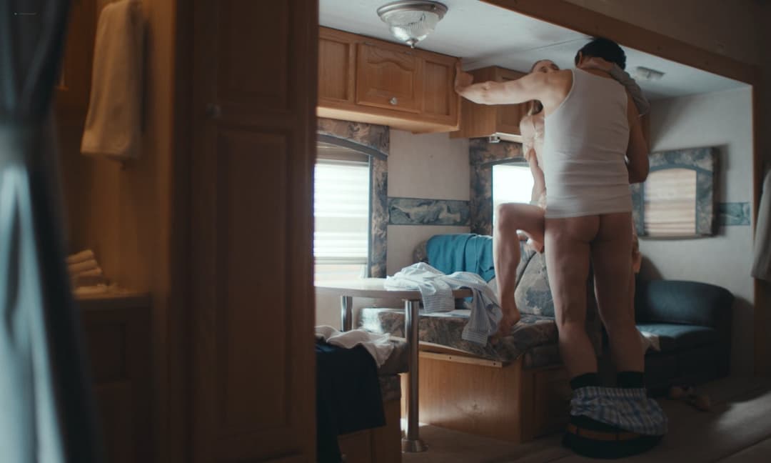 Game of thrones actress Sophie Turner flashes tits on beach.