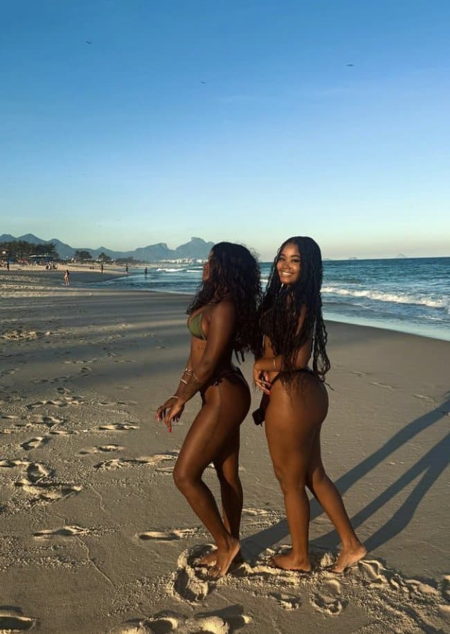 Click to view full size Giovanna e Liv Máximo