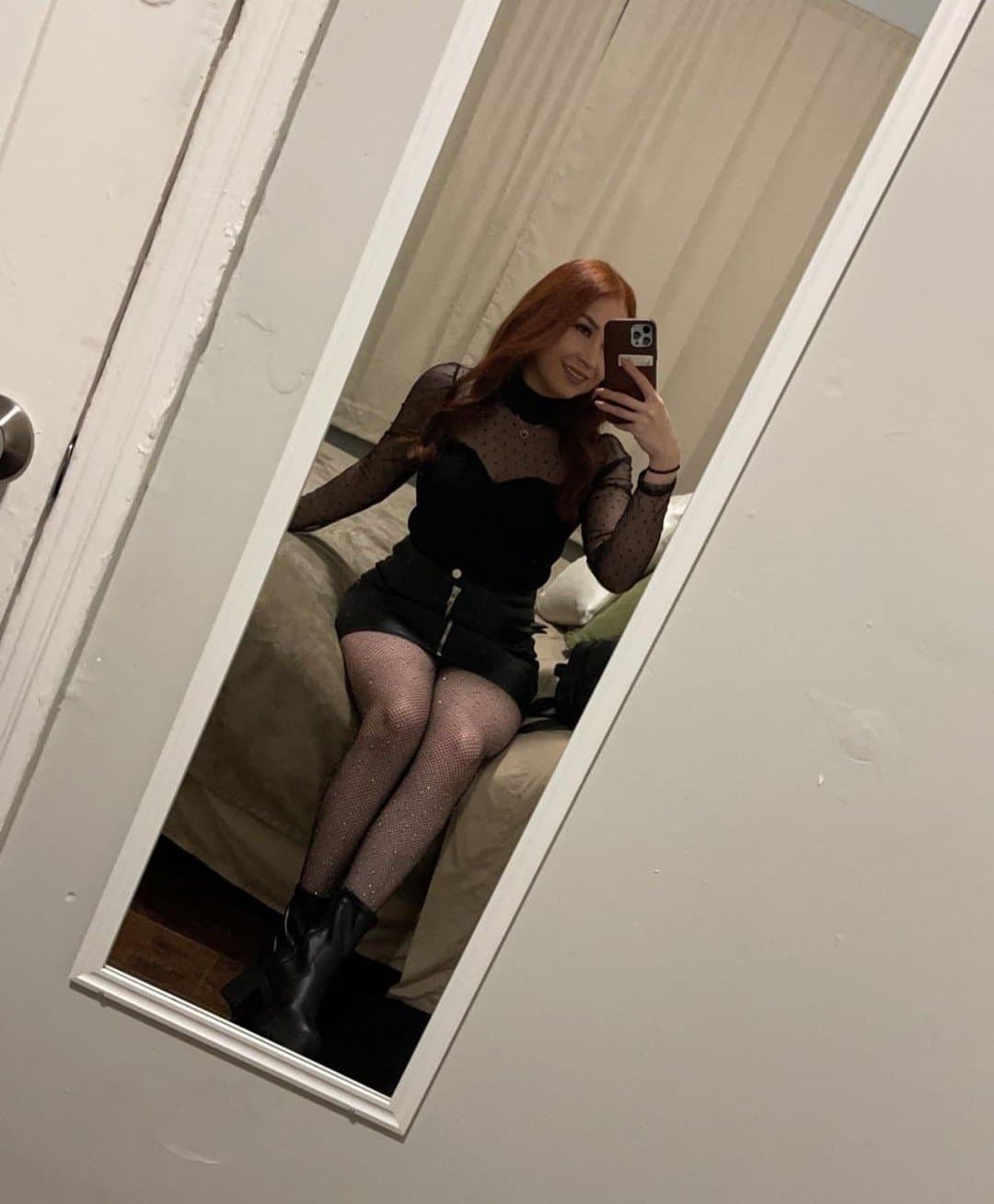 Click to view full size IG: Soy_Isisbm beautiful latina with perky tits and sexy feet