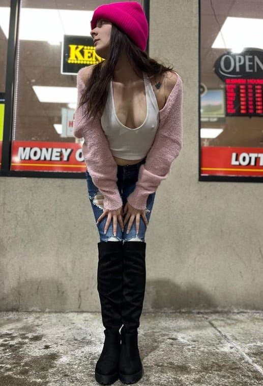 Brooklyn the Public Slut Poses on the Beach