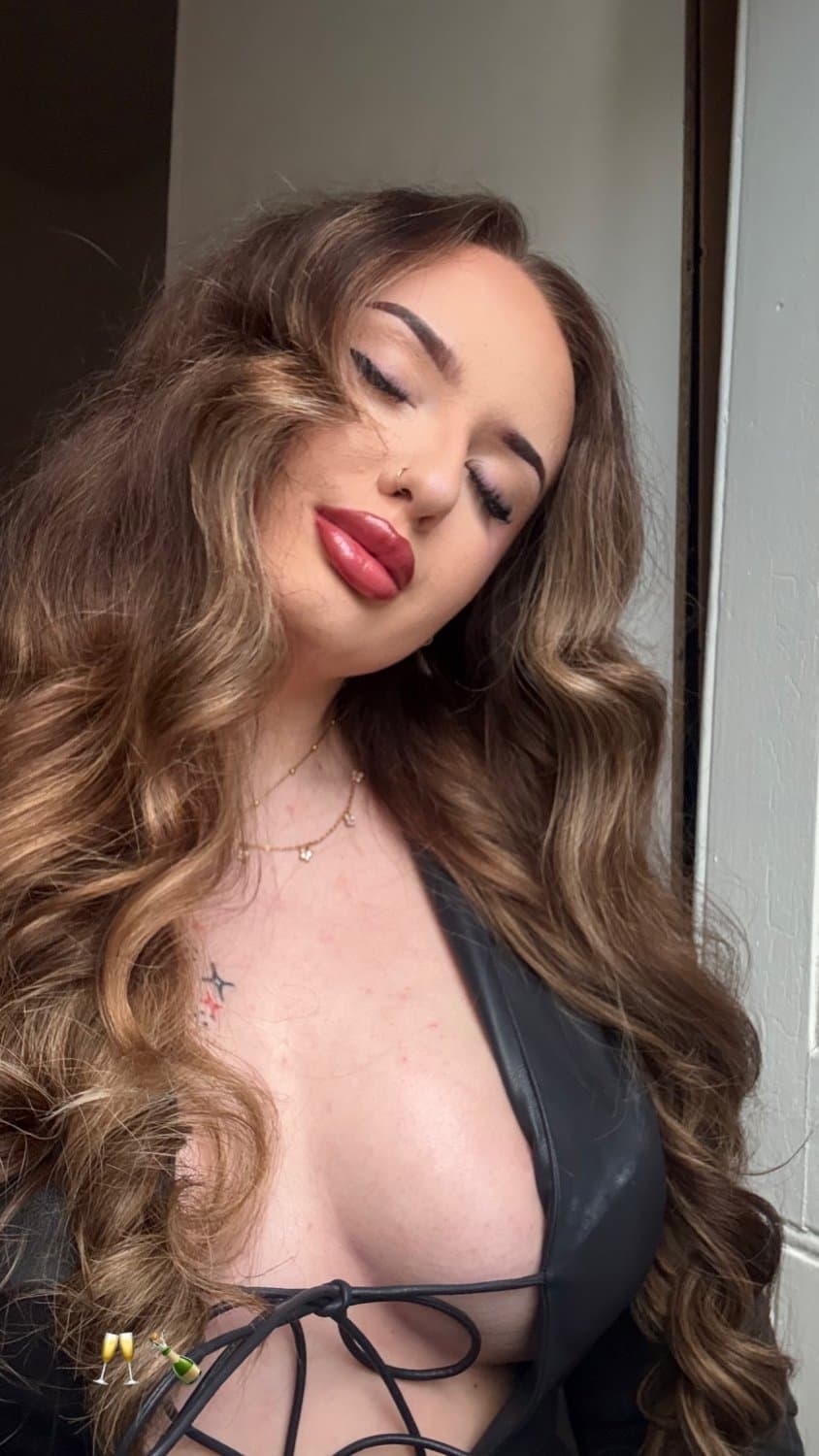 thick gym girl phoebe kitchen 22