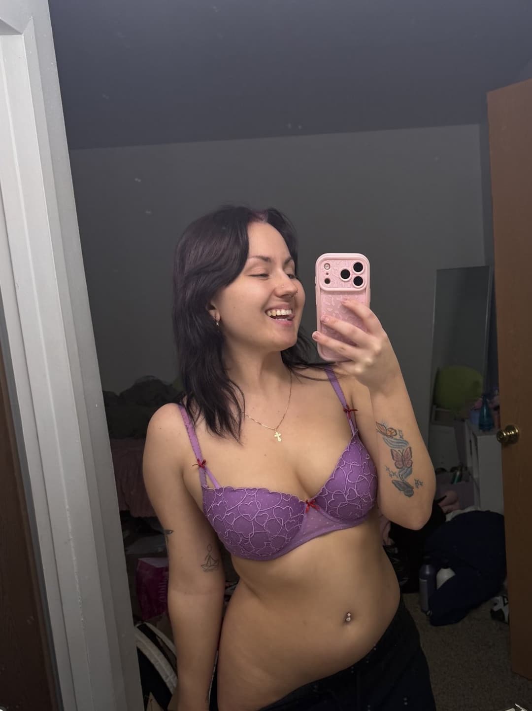 Selfie women (001): A 22 yr old Angel is showing off in  a black set.