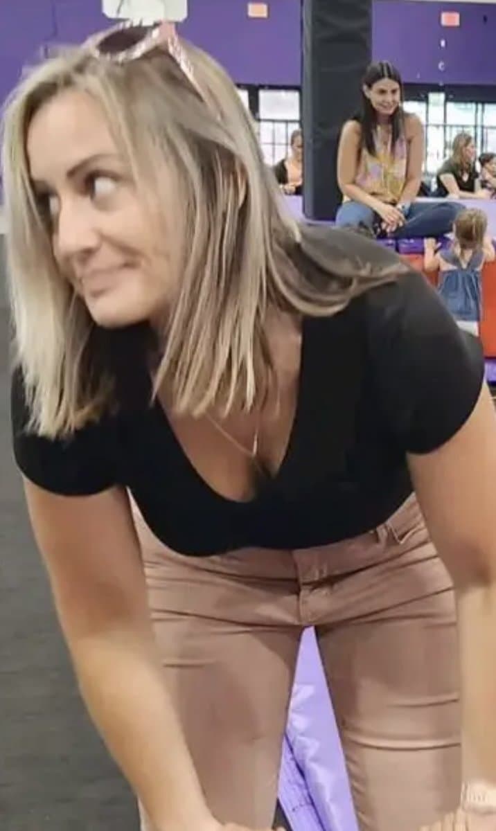 Tracy, MILF, 42, Hubby deployed, meeting men fir unprotected sex in own bed. Stretch mark mom body