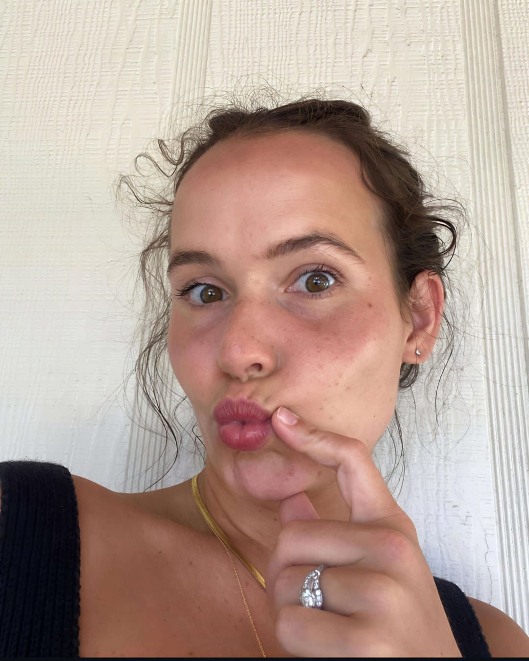 Christian milf whore Mary Kate Robertson has a hot mom bod and a five head that needs painting