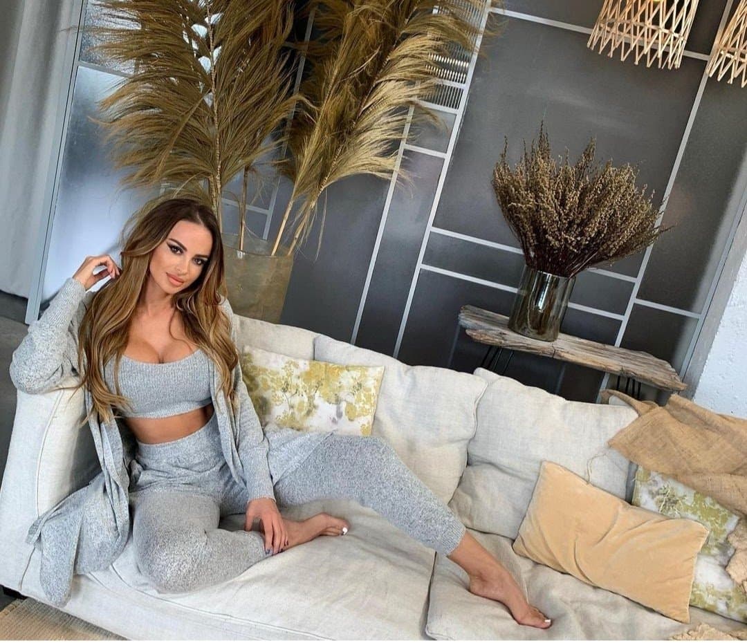 [kik]shsjebbd milf aunt has my dick captive I cant stop jerking for her I wanna watch her get fucked