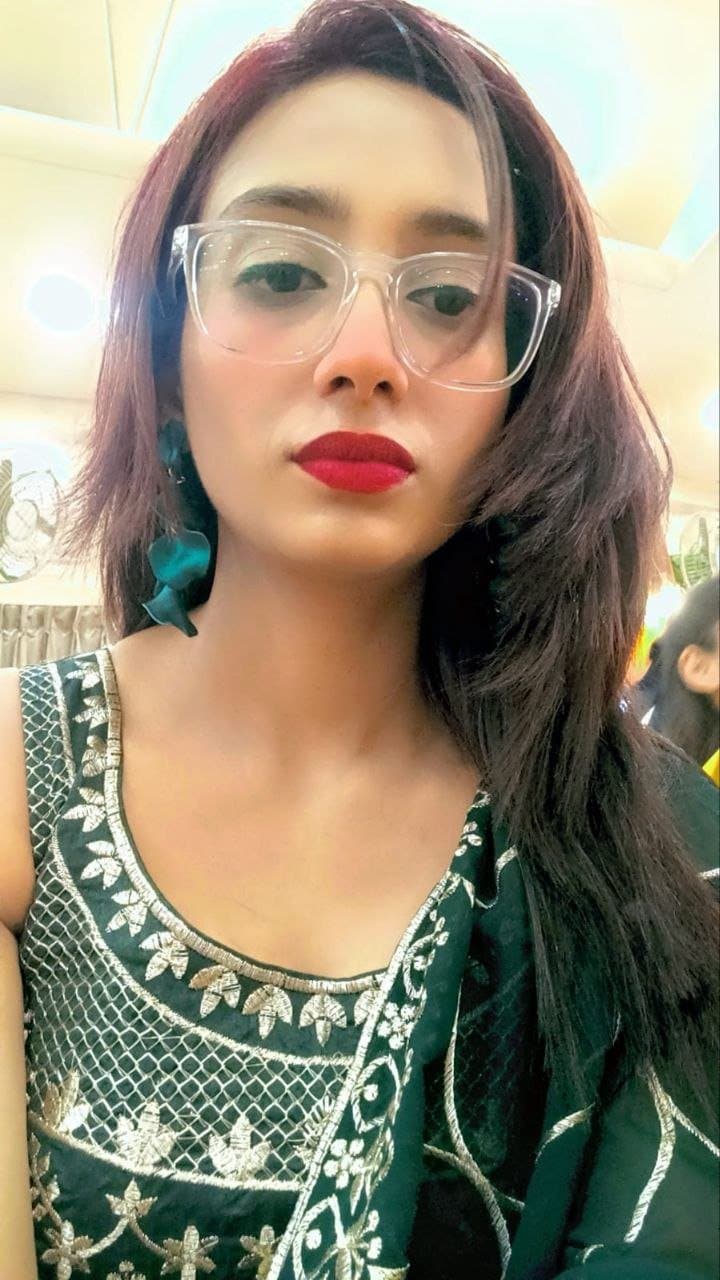 Desi Indian Horny Beautiful Club Girl With Different Guys Full Nude & Sucking Dick Blowjob