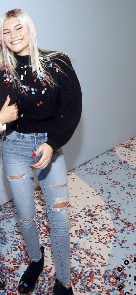 My crush just thanks this asshole with big muscles by kneeling down and sucking his big cock