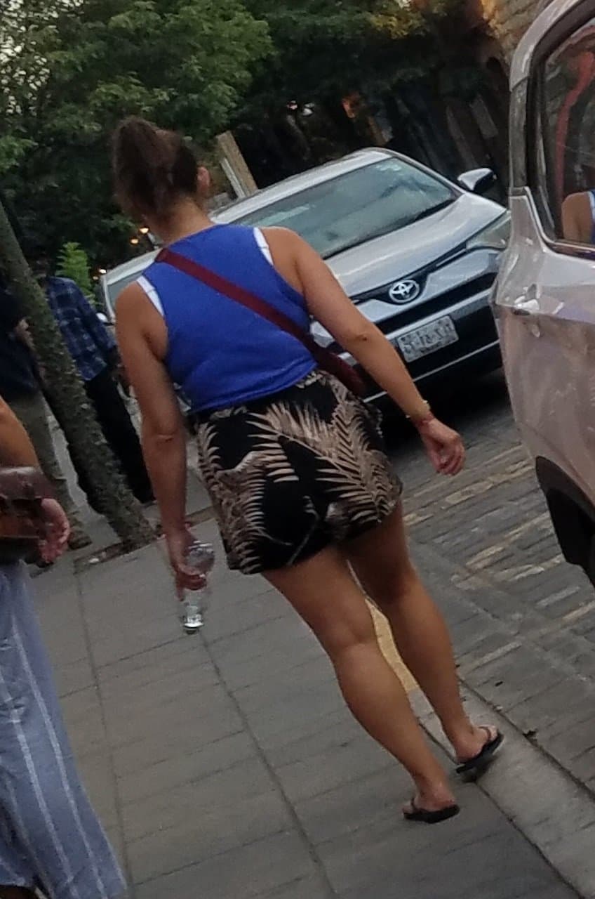 Thick legs, big hips, pretty feet and toes (cute girl in shorts)