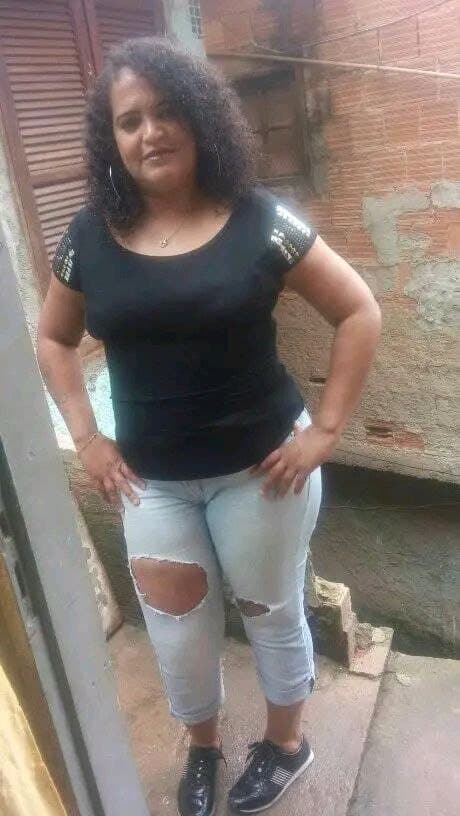 Seguidor disse que essa coroa ama da o cu grande e a buceta gulosa de pica grande