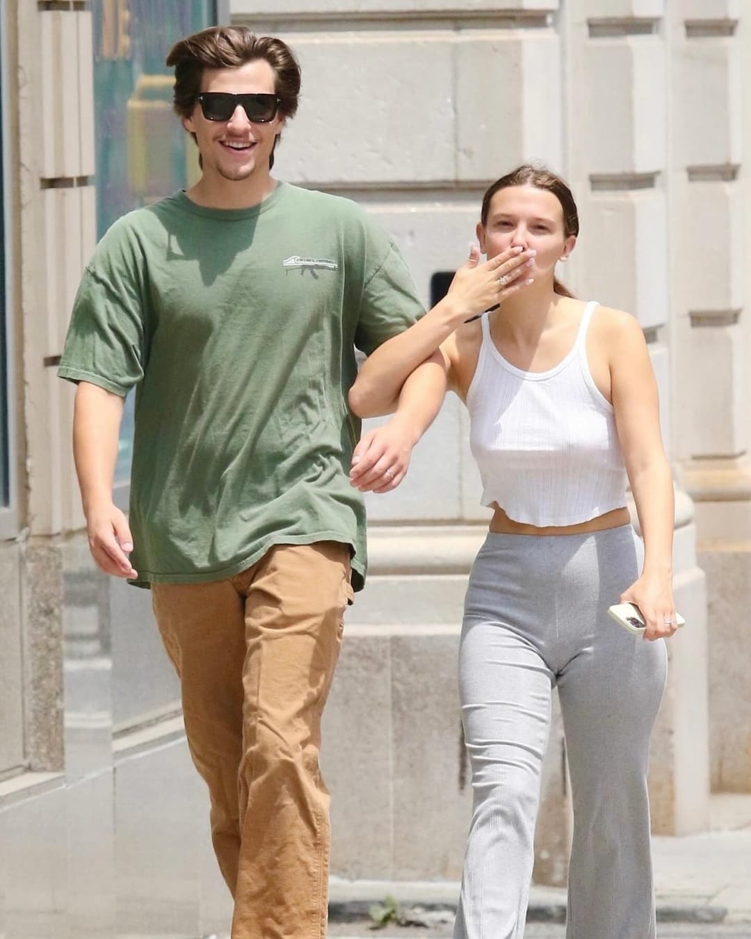 A vagabunda precisa ser segurada e engravidada na frente do marido