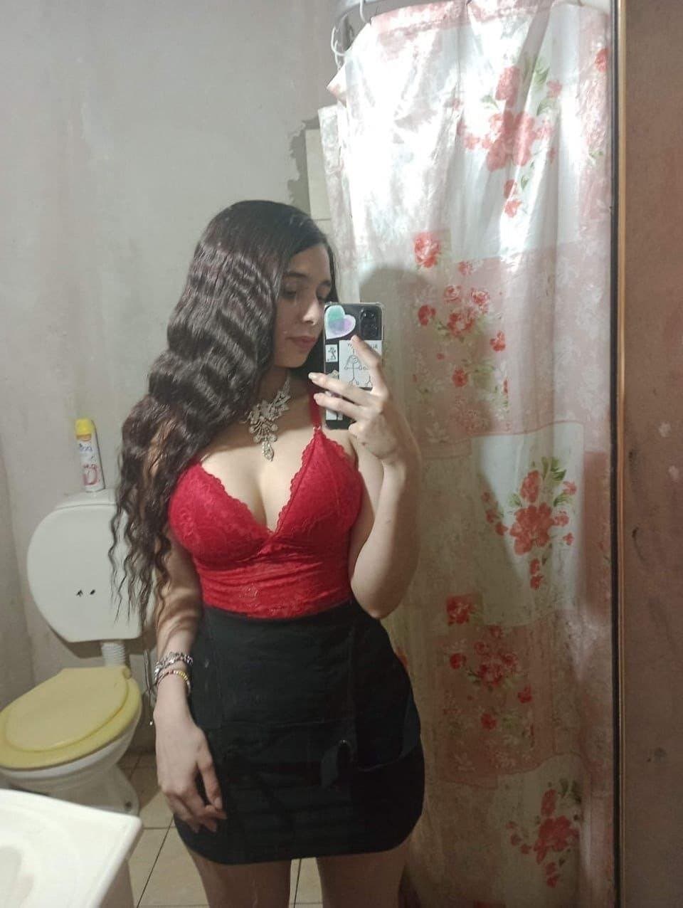 Putita Argentina con cuerpo perfecto enseñando y mamando verga