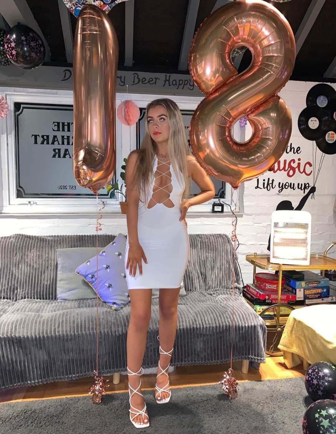 Pretty IRL Holly deserves to be famous among gooners