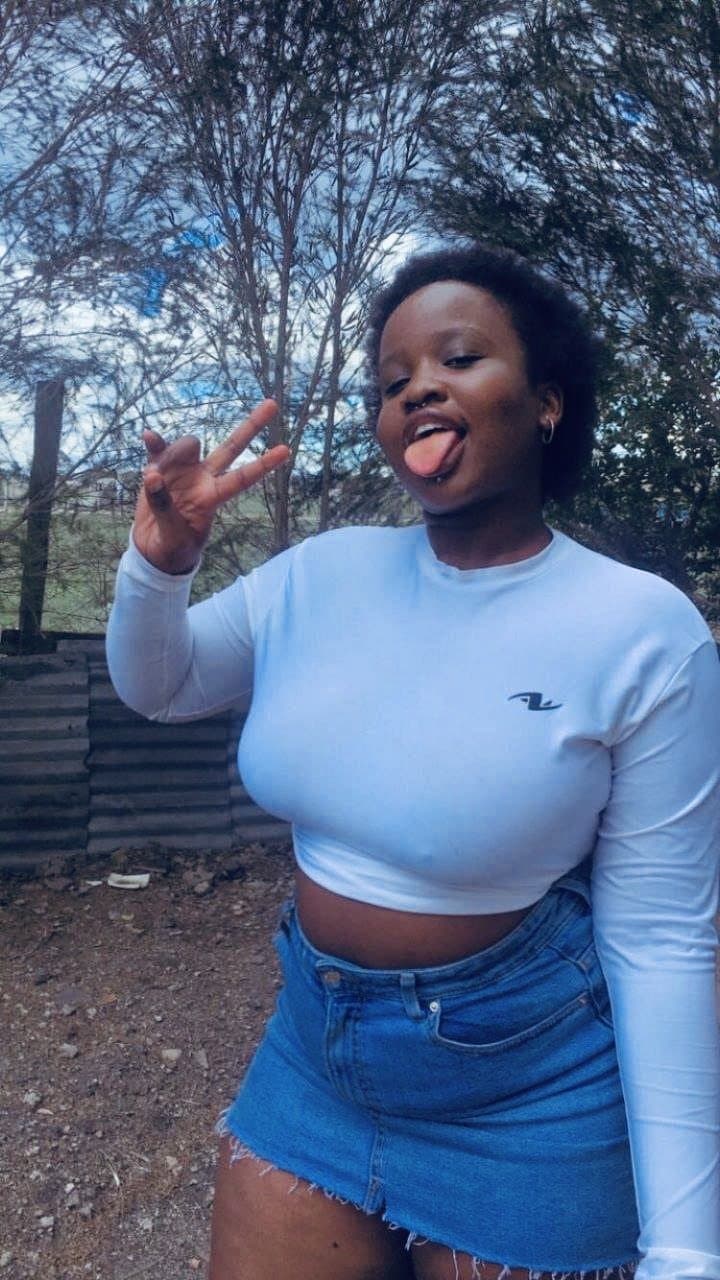 Cute African ebony show her pussy