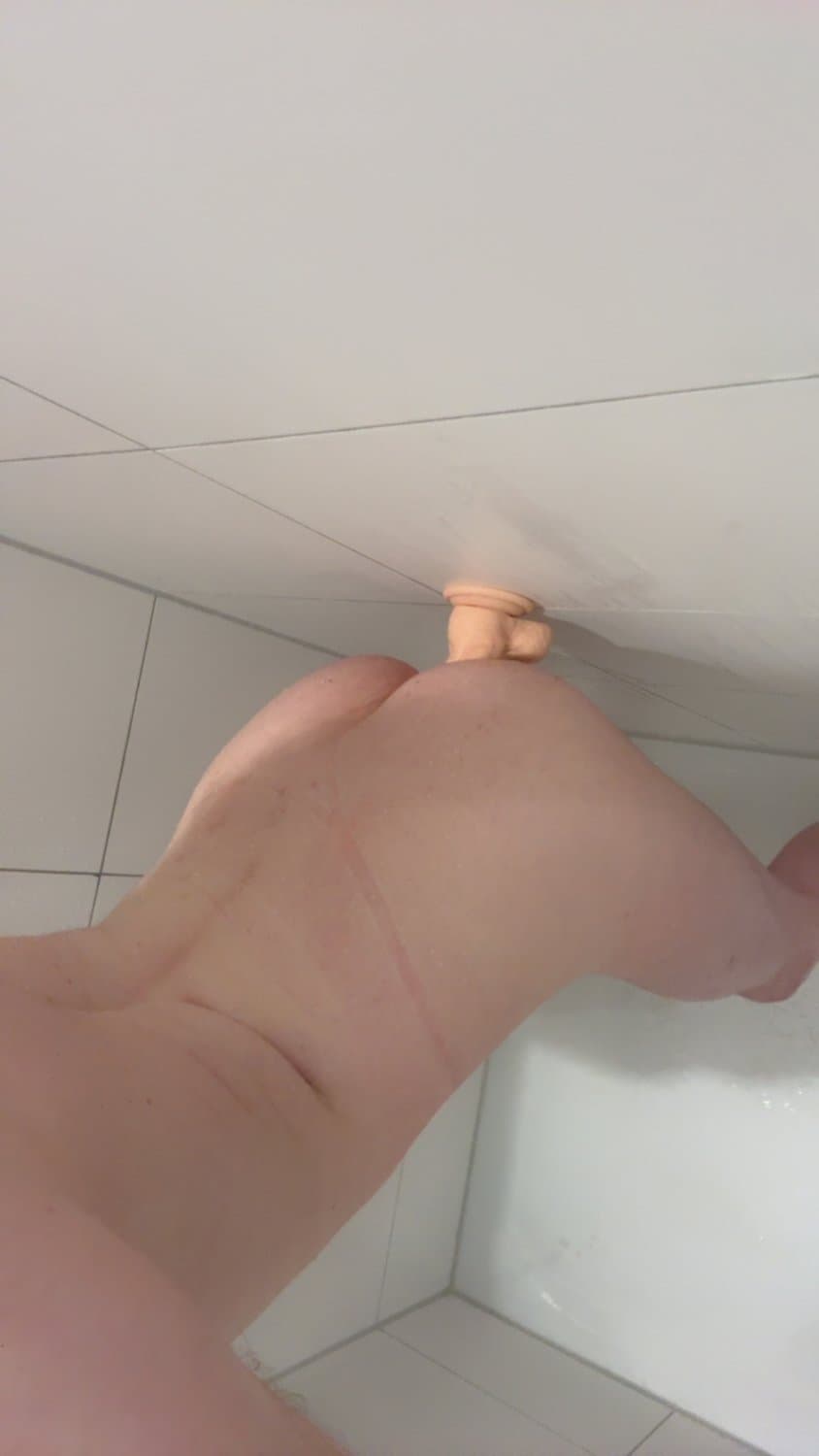 Ich werde unter der Dusche von einem Anal Dildo gefickt ?