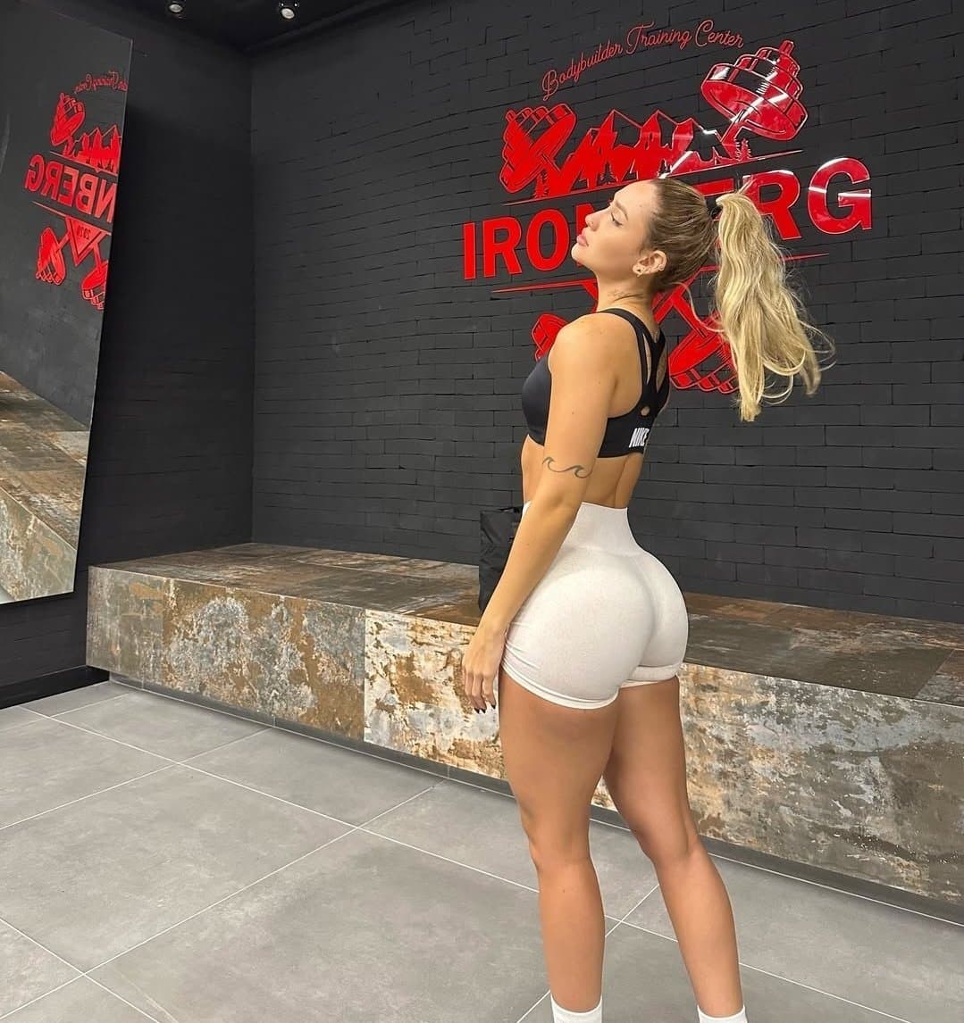 Loira gostosa fodendo dentro da academia