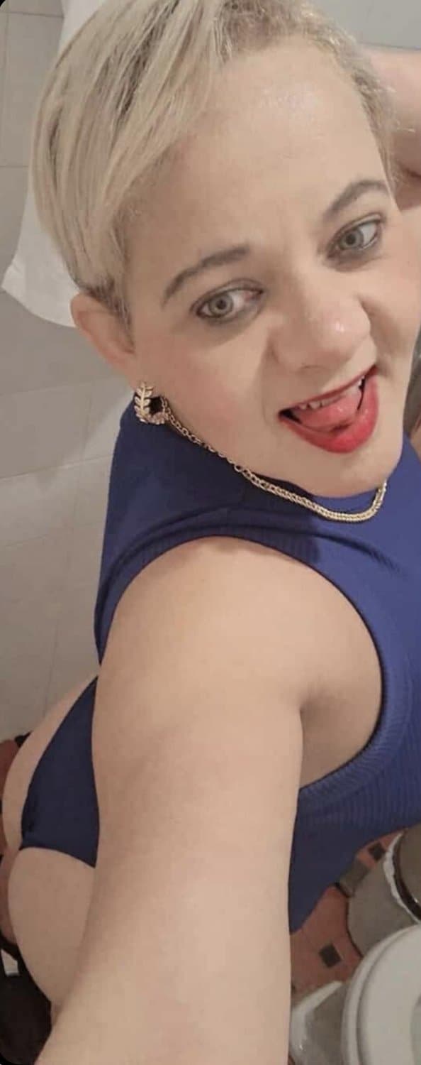 Coroa da bundinha branca e bucetinha rosa, apaixonou com a rola do negão e mostrou a xota rosa??