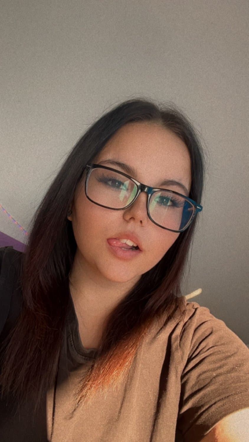 Laura 20 flashing boobs and sucking dick like a professional