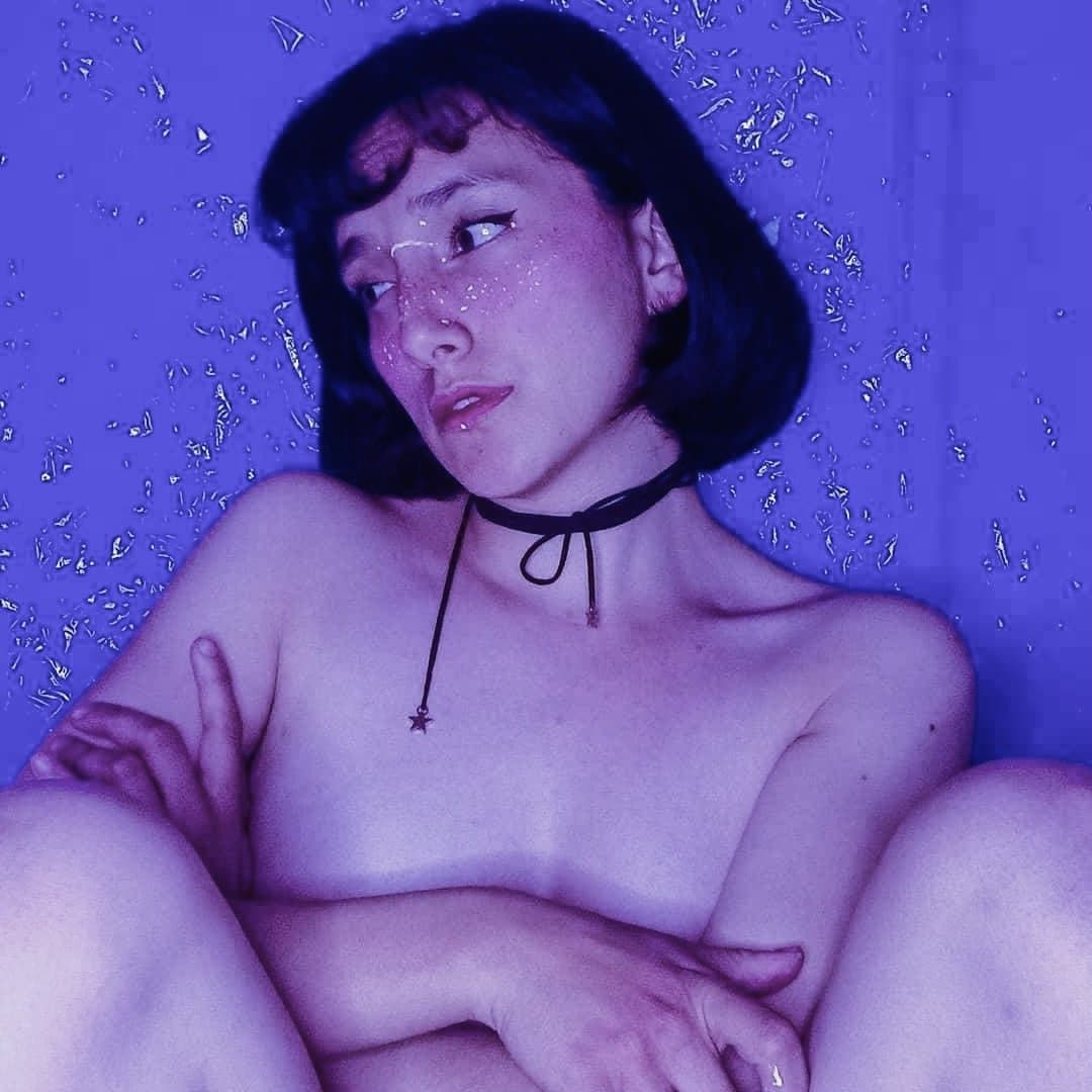 Mi amiga MASTURBÁNDOSE y enseñando sus deliciosos PIES y VAGINA - deepfake a amiga