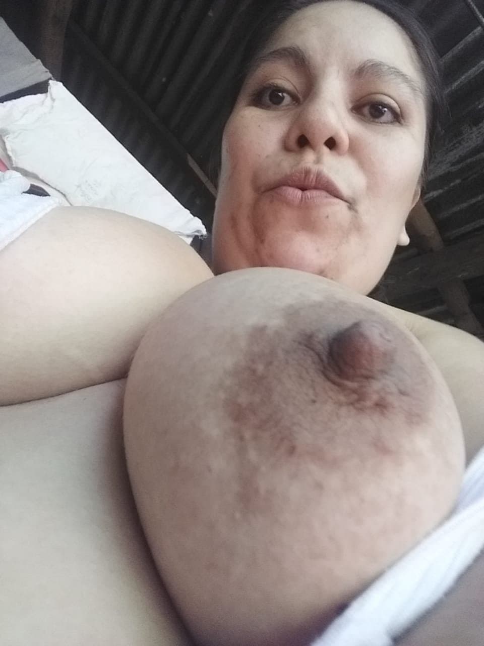 Becky madre puta Salvadoreña se deja coger por mi y mis amigos.