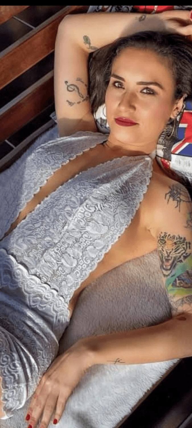 Durante a sessão  ela olhou pro fotógrafo e disse "goza nos meus seios"