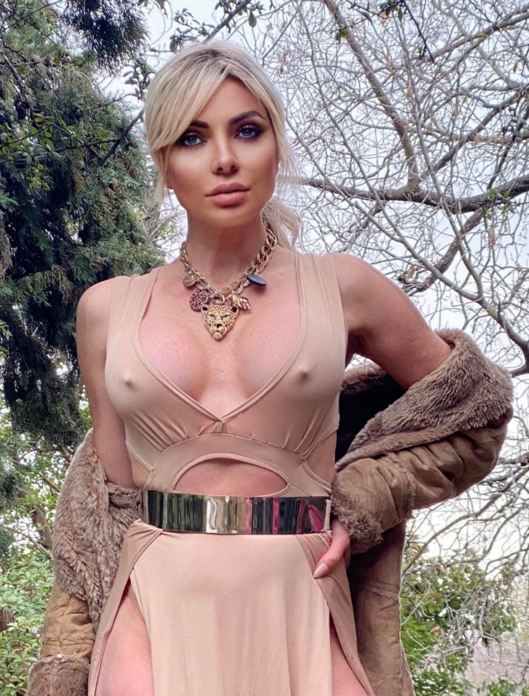 Click to view full size Mature Arab slut milf begs for a huge dick and face slapping