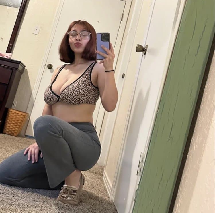 Salpicaría toda mi leche de ver como ya le cuelgan las enormes tetas a mi prima Sara