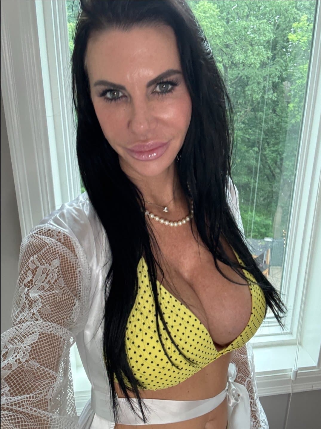 Come fuck me on my balcony